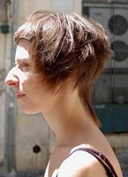fryzury krótkie asymetryczne - uczesanie damskie zdjęcie numer 122A